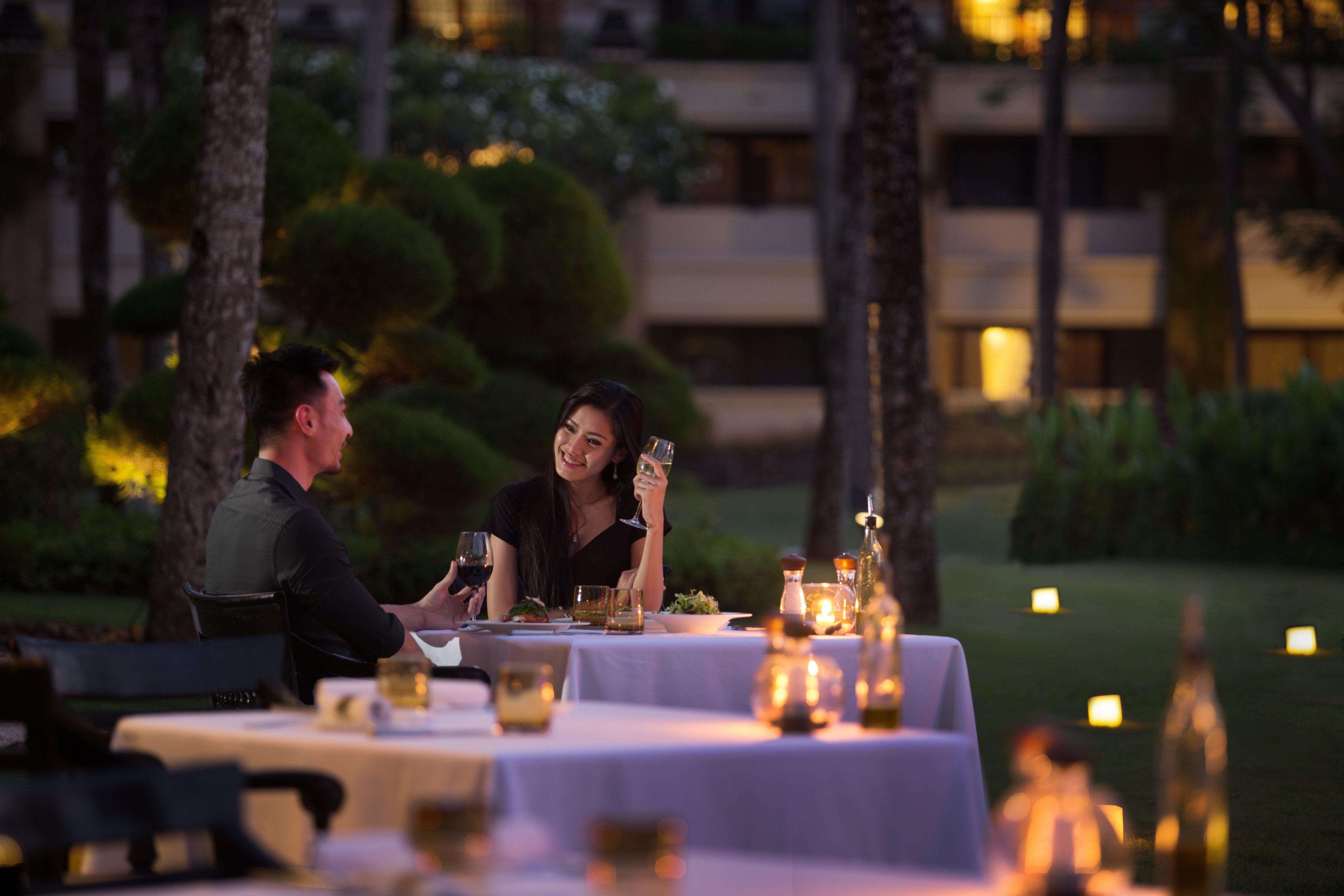 Intercontinental Bali Resort By Ihg Jimbaran Exterior foto A couple dining at the resort
