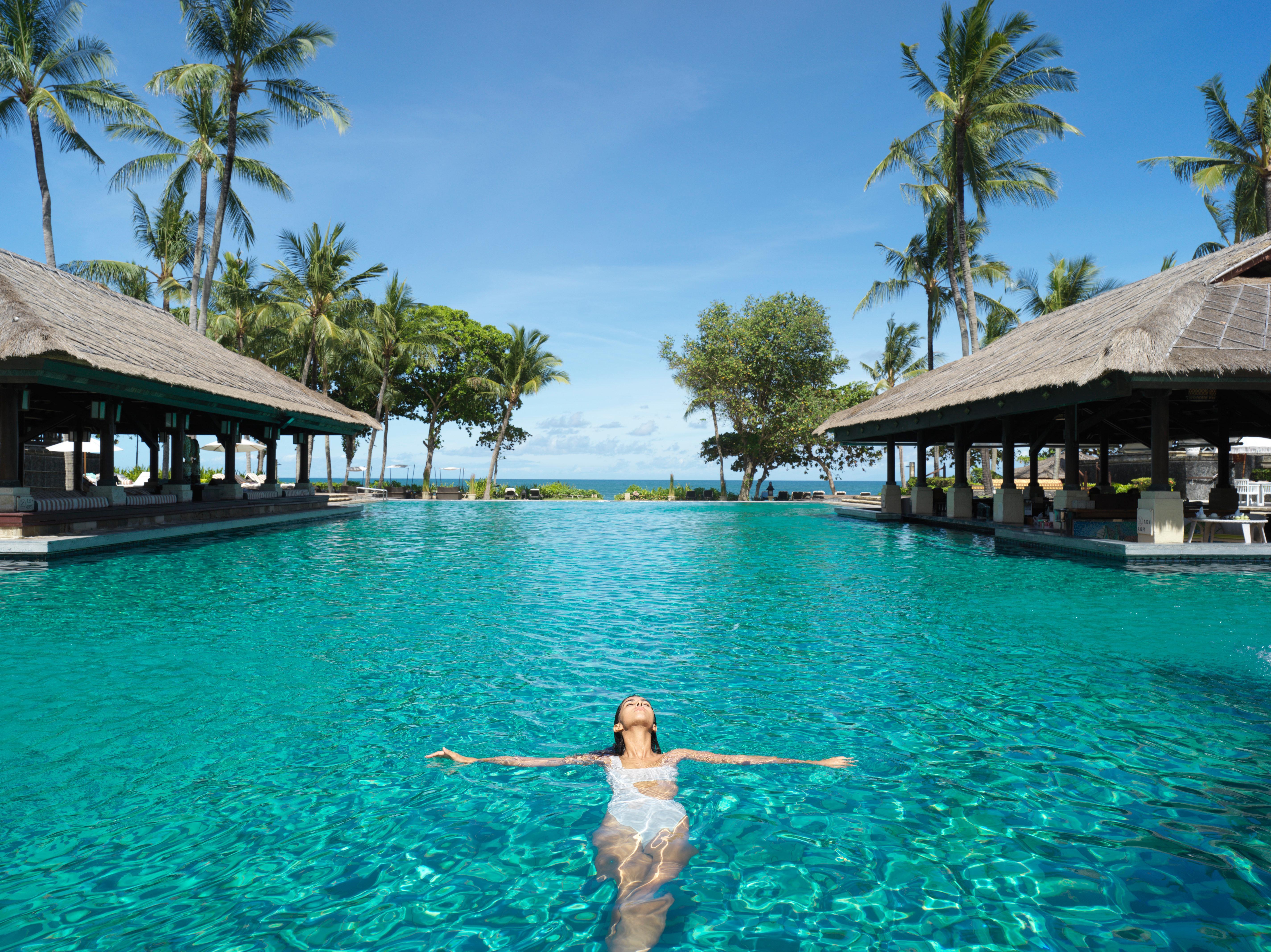 Intercontinental Bali Resort By Ihg Jimbaran Exterior foto Infinity pool at the Intercontinental Resort Bali, Indonesia