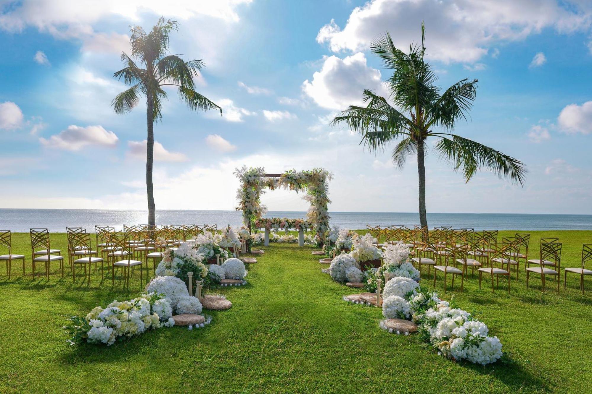 Intercontinental Bali Resort By Ihg Jimbaran Exterior foto The Beachfront Lawn