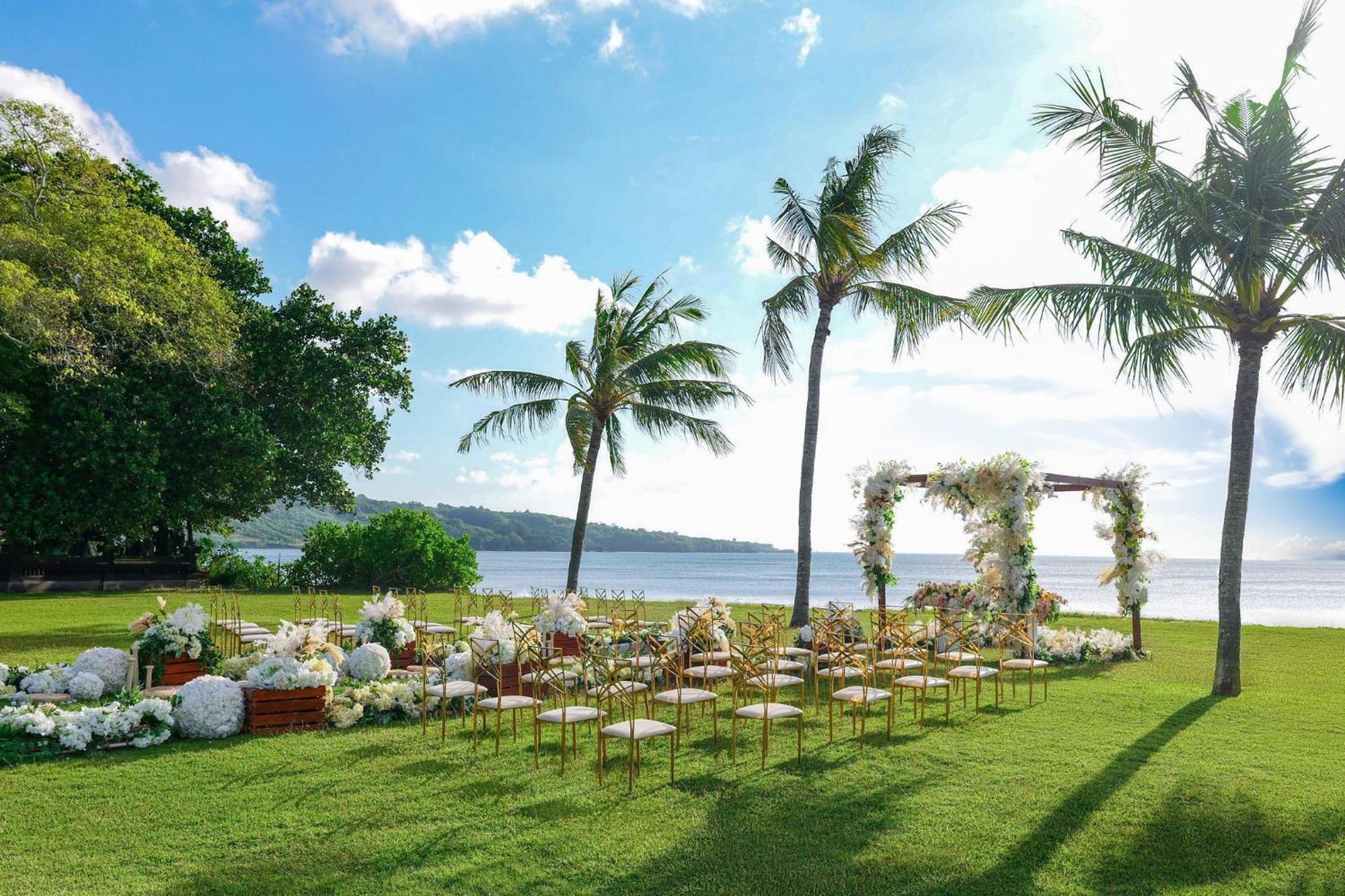 Intercontinental Bali Resort By Ihg Jimbaran Exterior foto The lawn at the Royal Samoana Hotel