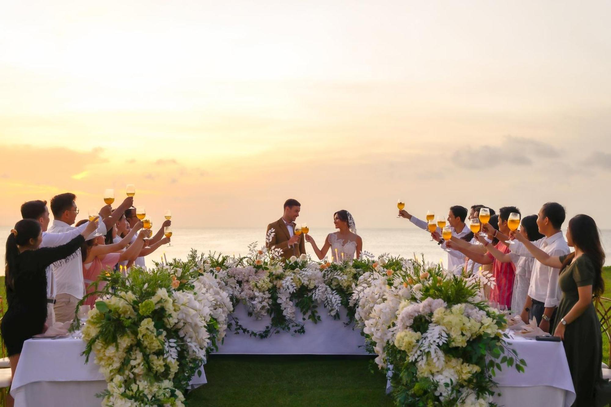 Intercontinental Bali Resort By Ihg Jimbaran Exterior foto A wedding in Phuket, Thailand